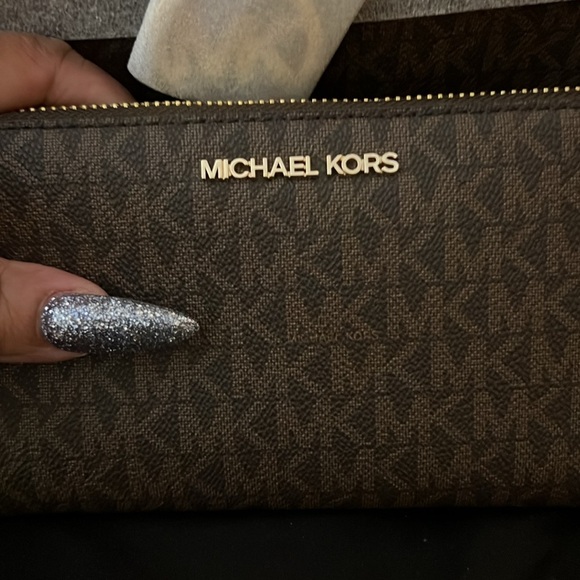 Jet set brand new with tags satchel and matching wallet! Comes with strap! - Picture 9 of 12